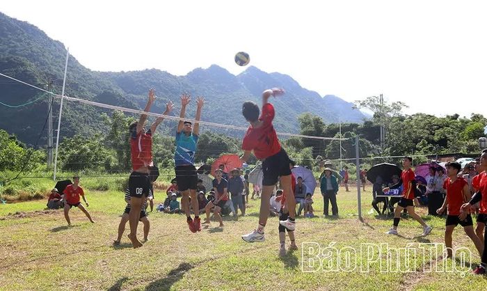Bóng chuyền - môn thể thao thể hiện tinh thần đoàn kết thu hút sự tham gia của người dân ở các địa phương.
