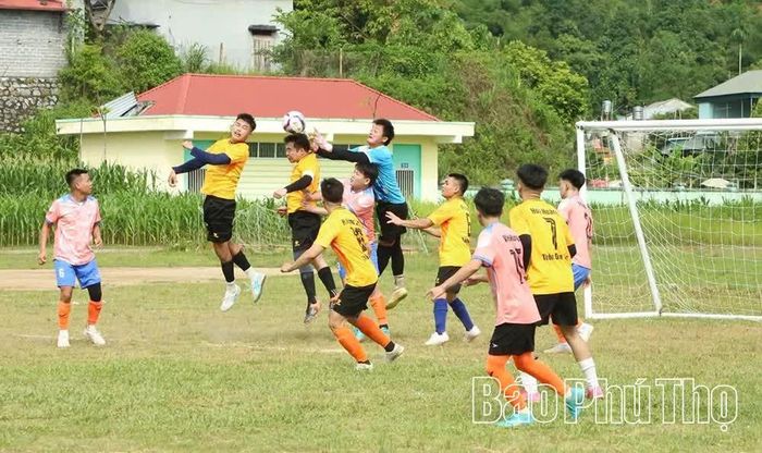 Pha bóng quyết liệt, hấp dẫn tại Giải bóng đá nam Đoàn Thanh niên xã Yên Lập năm 2026.