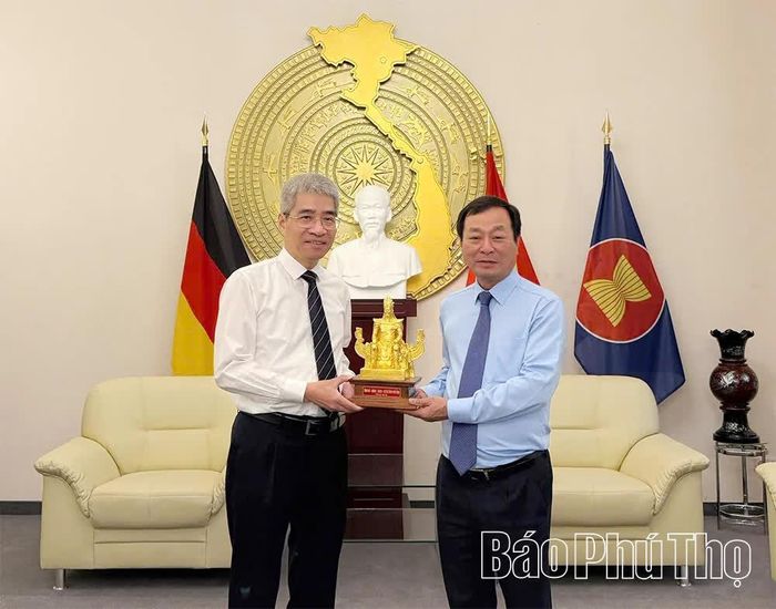Phó Bí thư Thường trực Tỉnh ủy Bùi Văn Quang trao tượng Quốc Tổ Hùng Vương tặng đồng chí Nguyễn Đắc Thành - Đại sứ đặc mệnh toàn quyền nước Cộng hòa xã hội chủ nghĩa Việt Nam tại Cộng hòa Liên bang Đức.