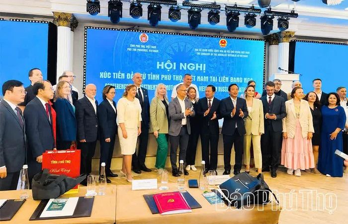 Lãnh đạo tỉnh Phú Thọ cùng các đại biểu, doanh nghiệp và đối tác tham dự chụp ảnh lưu niệm sau Hội nghị Xúc tiến đầu tư tỉnh Phú Thọ tại Liên bang Nga.