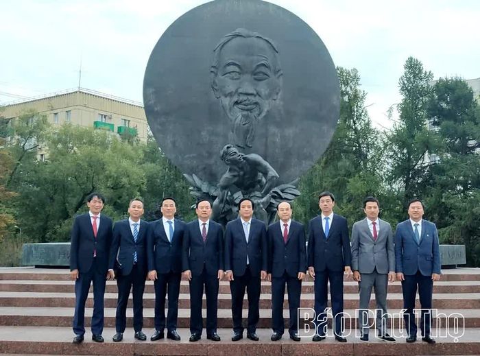 Đồng chí Phó Bí thư Tỉnh ủy Nguyễn Mạnh Sơn và đoàn công tác tại Tượng đài Bác Hồ ở Thủ đô Moskva.
