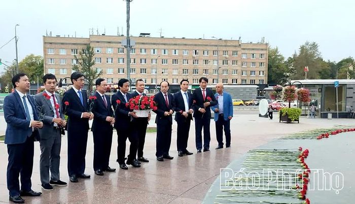 Đồng chí Phó Bí thư Tỉnh ủy Nguyễn Mạnh Sơn và các đồng chí lãnh đạo tỉnh dâng hoa tại Tượng đài Bác Hồ ở Thủ đô Moskva.