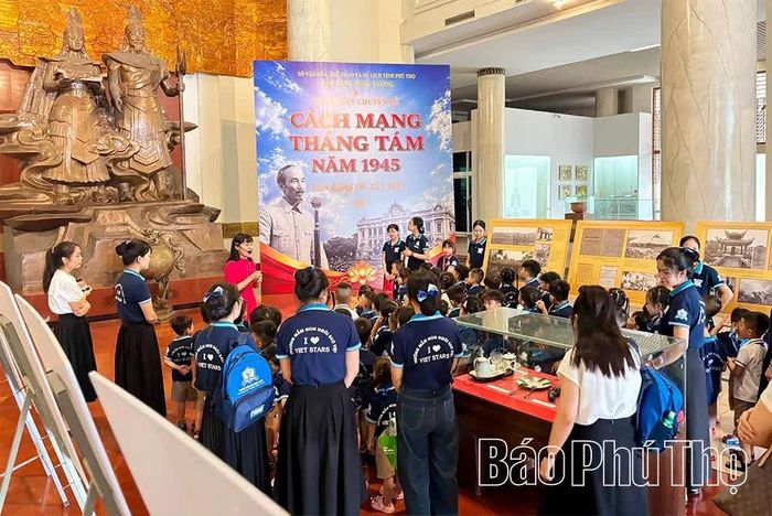 Cô và trò Trường Mầm non Ngôi sao Việt tham quan không gian trưng bày chuyên đề "Cách mạng Tháng Tám năm 1945 – Bản hùng ca bất diệt".
