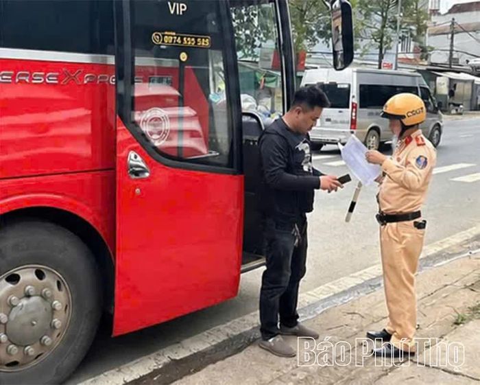 Lực lượng CSGT ra quân tổng kiểm soát, siết chặt quản lý xe kinh doanh vận tải, bảo đảm an toàn giao thông.