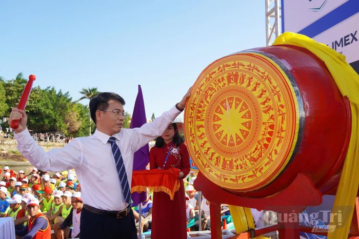 Đồng chí Phan Thanh Cường, Bí thư Đảng ủy, Chủ tịch HĐND xã Lệ Thủy đánh trống khai hội - Ảnh: X.P