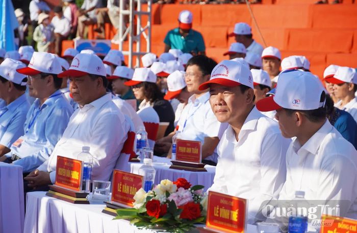 Các đại biểu tham dự lễ khai mạc - Ảnh: X.P