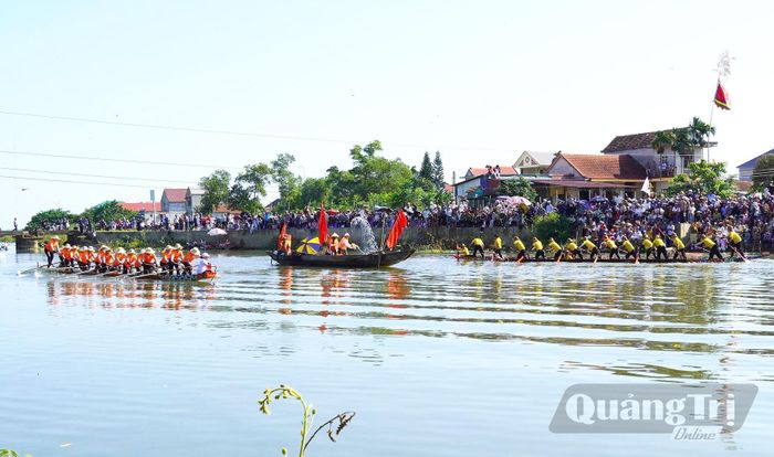 Thuyền đua nữ trở hạ tiêu.