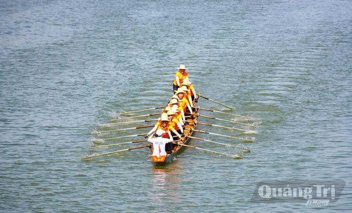 Sau hơn 1 giờ nỗ lực, thuyền đua nữ Tuy Lộc đã xuất sắc cán đích đầu tiên