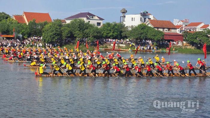 Các đội thuyền đua nữ xuất phát tại Mũi Viết.