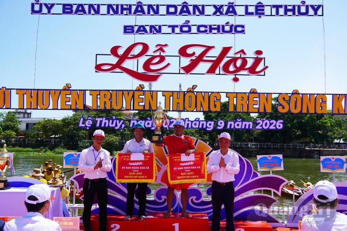 Ban Tổ chức trao giải cho các đội bơi nam hạng B.