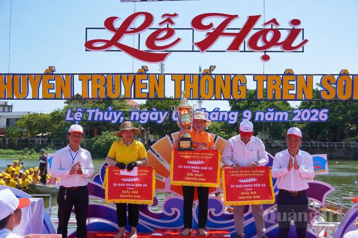 Ban Tổ chức trao giải cho các đội đua nữ.