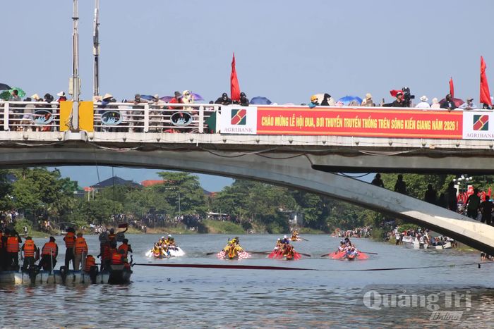 Các đội bơi tranh nhau từng mái chầm để về đích.