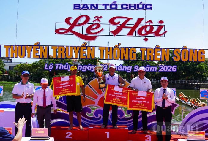 Ban Tổ chức trao giải cho các đội bơi nam hạng A.