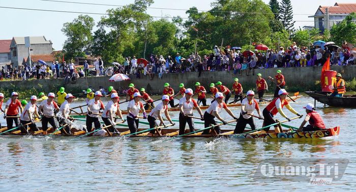 Thuyền đua trở hạ tiêu.