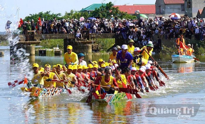 Thuyền bơi trở tiêu.