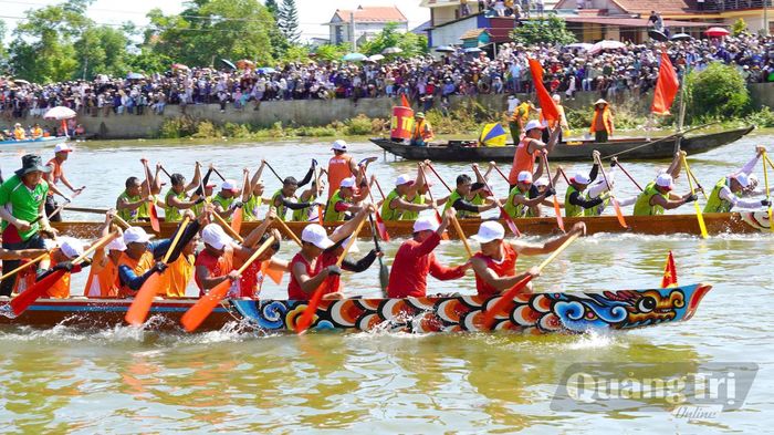 Các thuyền bơi bứt tốc ngày sau hiệu lệnh xuất phát.