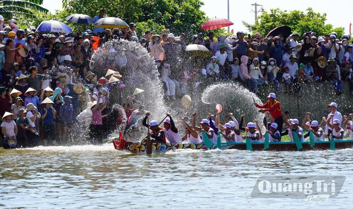 Màn "hoa nước" trên sông.