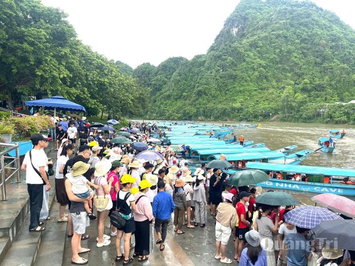 Mặc dù thời tiết không thuận lợi nhưng Phong Nha-Kẻ Bàng vẫn thu hút lượng lớn du khách - Ảnh: T.Đ