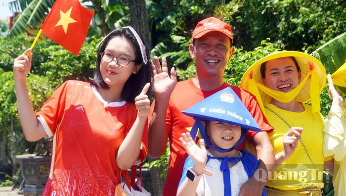 Người dân hân hoan tham gia lễ hội - Ảnh: N.M