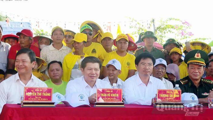 Đồng chí Trần Vũ Khiêm, Phó Bí thư Thường trực Tỉnh ủy, Trưởng đoàn đại biểu Quốc hội tỉnh và các đại biểu tham dự lễ khai mạc - Ảnh: N.M