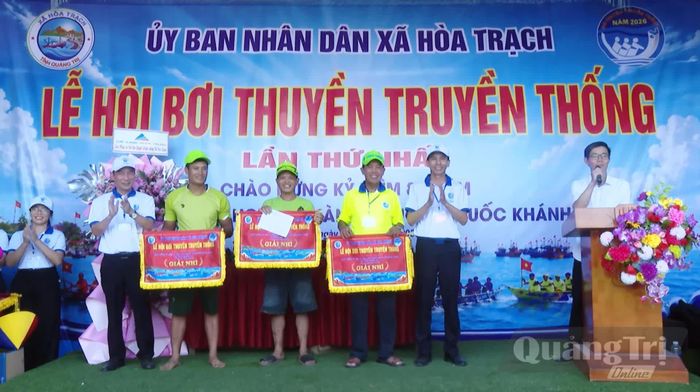 Ban Tổ chức trao giải Nhì cho đội liên quân các thôn Cảnh Dương Đông, Sơn Tùng và Quảng Châu - Ảnh: Thế Lực