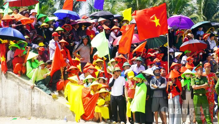Cổ động viên tham gia lễ hội - Ảnh: N.M