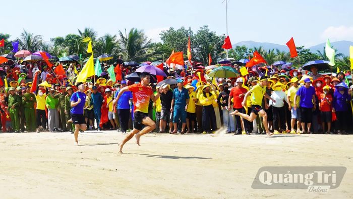 Chạy thẻ, phần thi hấp dẫn trước cuộc đua - Ảnh: N.M