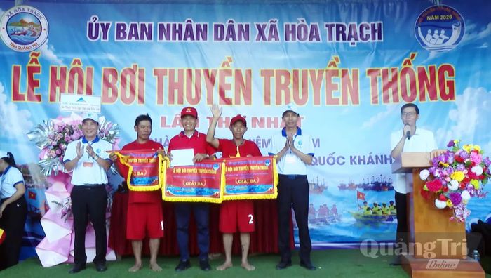 Ban Tổ chức trao giải Ba cho đội liên quân các thôn Cảnh Dương, Trung Minh và Tùng Lý - Ảnh: Thế Lực