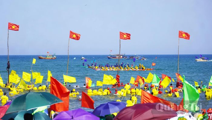 Quang cảnh lễ hội bơi thuyền truyền thống xã Hòa Trạch lần thứ nhất - Ảnh: N.M