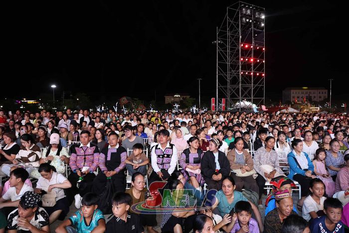 Đông đảo nhân dân và du khách đến theo dõi chương trình.