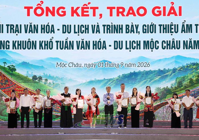 Các đồng chí lãnh đạo trao giải ba thi trại văn hóa và ẩm thực.