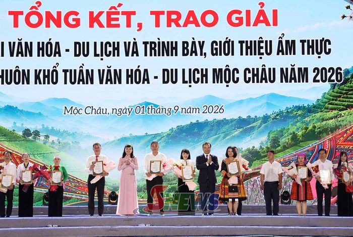 Các đồng chí lãnh đạo tỉnh trao giải nhì thi trại văn hóa và ẩm thực.