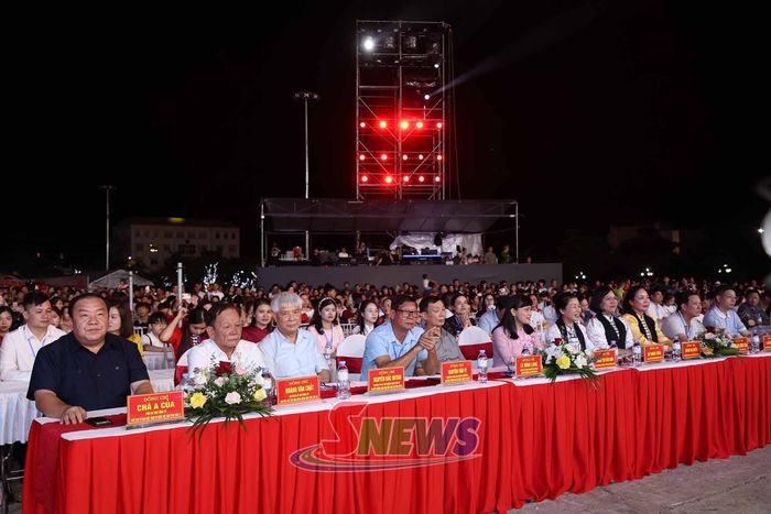 Các đại biểu dự chương trình.