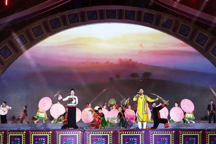 Tiết mục song ca tại chương trình.