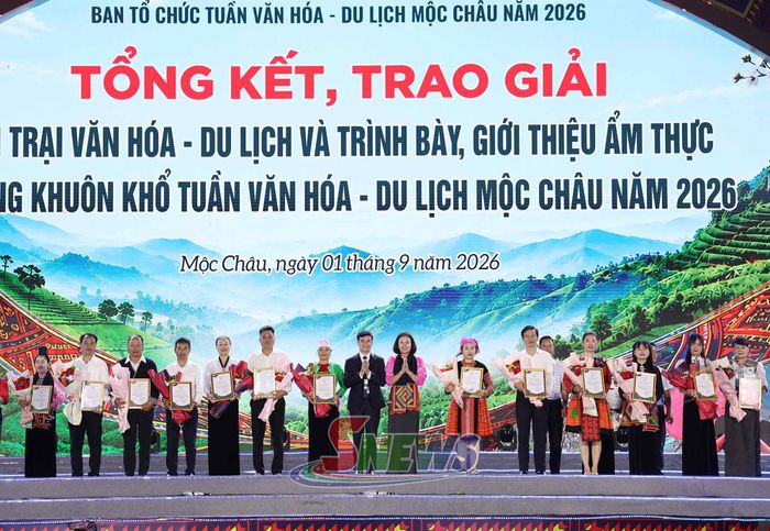 Ban tổ chức trao giải khuyến khích thi Trại văn hóa – du lịch và thi Trình bày, giới thiệu ẩm thực dân tộc.