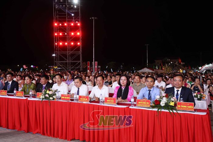 Các đại biểu dự chương trình nghệ thuật.