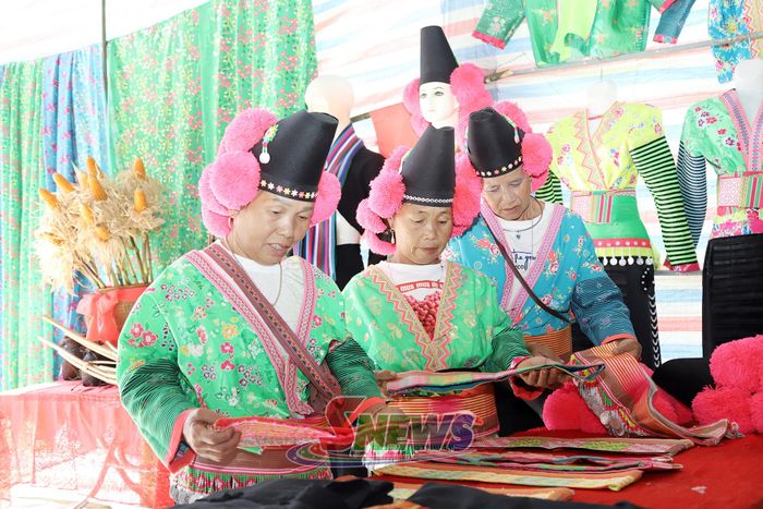 Bà con mua sắm các sản phẩm thổ cẩm.