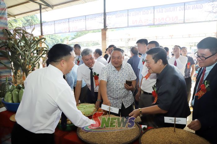 Các đại biểu tham quan gian hàng nông sản tại Phiên chợ.