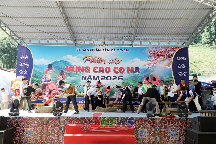 Thi giã bánh dày tại Phiên chợ vùng cao Co Mạ.