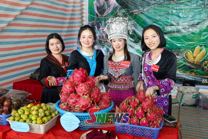 Nhiều sản phẩm nông sản của vùng cao được giới thiệu tại Phiên chợ.