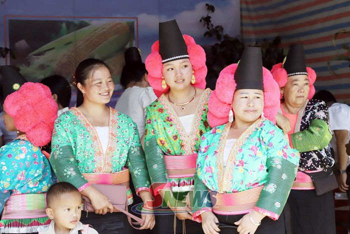 Bà con dân tộc Mông háo hức trong ngày Tết Độc lập.