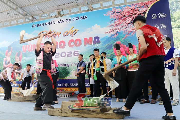 Các chàng trai dân tộc Mông thể hiện sức mạnh trong phần thi giã dánh dày.
