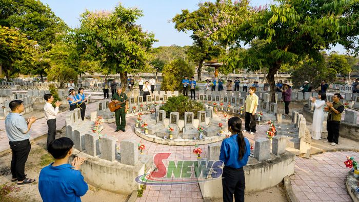 Ông Thời cùng đoàn viên thanh niên hát cho những liệt sĩ, những người mãi mãi ở tuổi thanh xuân.
