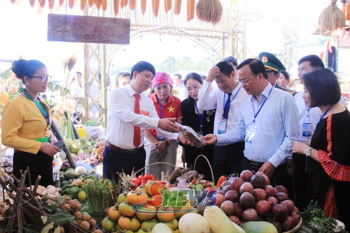 Đoàn thăm gian hàng nông sản.