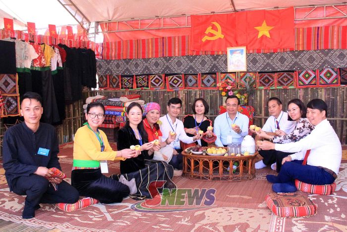 Các đại biểu tham quan, trải nghiệm không gian trại văn hóa.