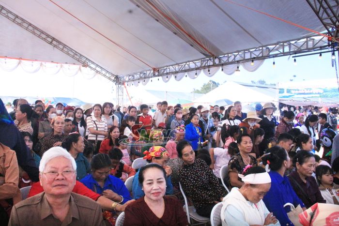 Đông đảo nhân dân đến dự chương trình.