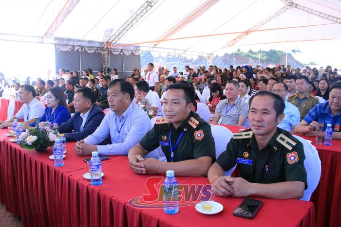 Đại biểu huyện Sốp Bâu, tỉnh Hủa Phăn, nước CHDCND Lào, dự chương trình.