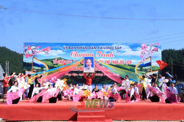 Tiết mục văn nghệ mở màn chương trình.