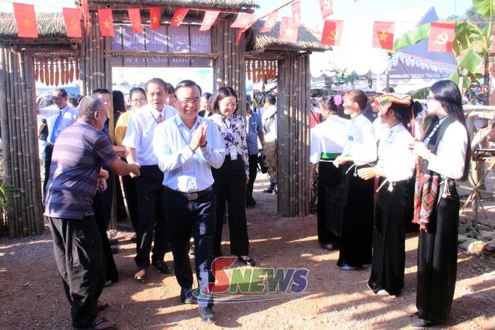 Đoàn công tác tham quan các trại văn hóa.