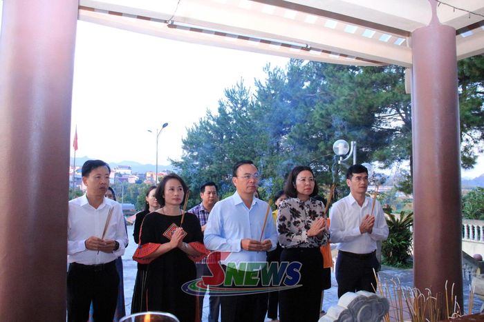 Đoàn công tác dâng hương tại Di tích nơi Bác Hồ nói chuyện với cán bộ, công nhân Nông trường Mộc Châu.